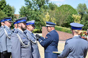 Komendant Wojewódzki odznacza policjanta medalem