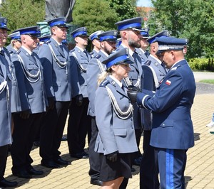 Komendant Wojewódzki odznacza policjantkę medalem