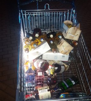 wózek z ukradzionym alkoholem