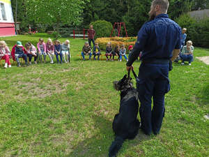 policjant z psem na spotkaniu z dziećmi