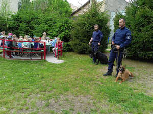 policjant z psem na spotkaniu z dziećmi