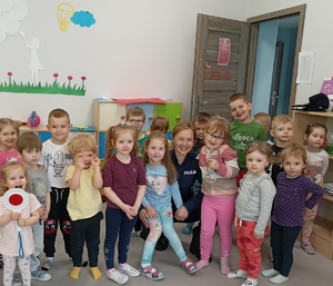 policjantka z dziećmi w przedszkolu