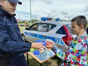 policjant podczas spotkania z dziećmi