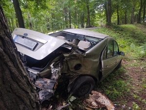 pojazd który uderzył w drzewo w m. Kałtki