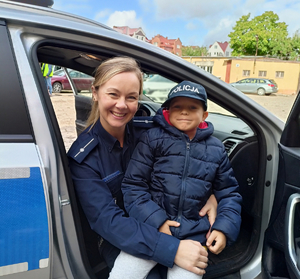 policjantka podczas spotkania z dziećmi