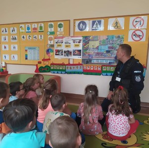 policjant na spotkaniu w przedszkolu
