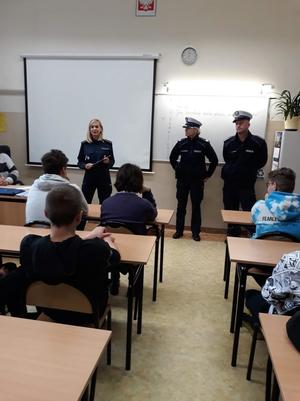 policjanci na spotkaniu z młodzieżą