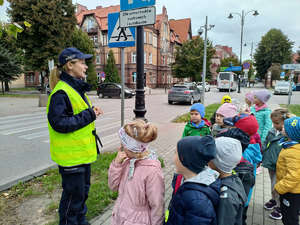 Policjantka na spotkaniu z dziećmi.