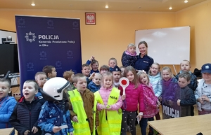 dzieci na spotkaniu z policjantką w komendzie