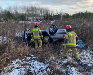 samochód dachujący w rowie