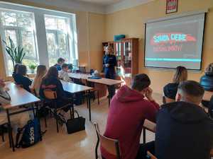 spotkanie w szkole z policjantką