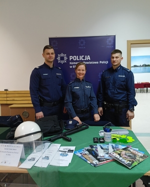 policjanci na targach pracy