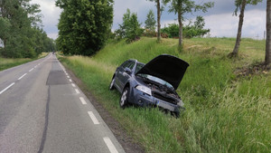 w rowie rozbity samochód który brał udział w wypadku