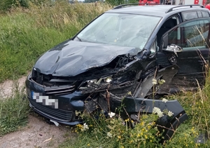 samochód biorący udział w zdarzeniu z uszkodzoną przednią częścią