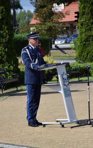 przemawia przy mównicy Komendant Powiatowy Policji w Ełku