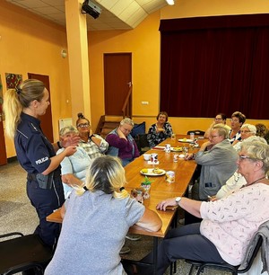 policjantka na spotkaniu w klubie seniora rozmawia z seniorkami