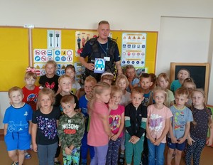 policjant z dziećmi w przedszkolu