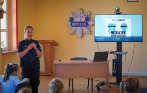 policjantka wyświetla dzieciom film o misiaczku rozrabiaczku