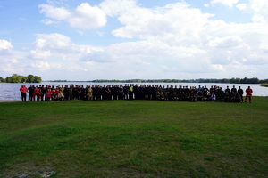 Zdjęcie grupowe uczestników ćwiczeń na tle jeziora