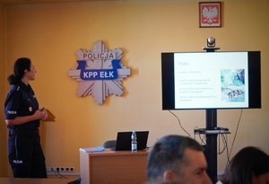 policjantka prowadząca szkolenie