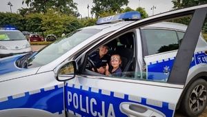 policjantka z dzieckiem w radiowozie