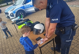 dziecko z policjantem