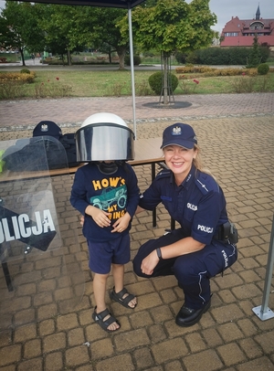 poicjatka z dzieckiem