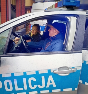 policjantka z chłopcem w radiowozie