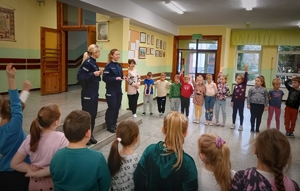 zdjęcie grupowe policjantki i dzieci