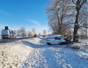 samochód biorący udział w wypadku w rowie