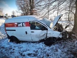 samochód biorący udział w wypadku w rowie