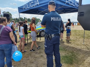 policjanci na Festynie Rodzinnym