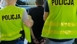 osoba zatrzymana z policjantami