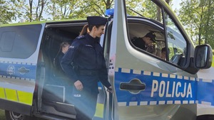policjanci z dziećmi