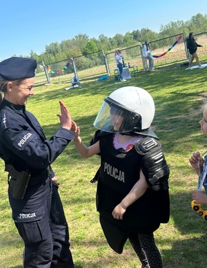 policjanci z dziećmi