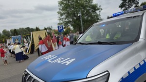 policjanci zabezpieczają procesję