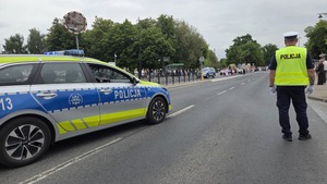 policjanci zabezpieczają procesję
