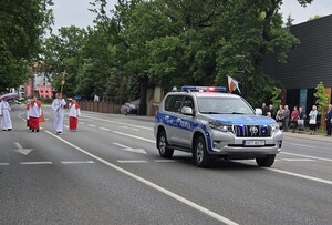 policjanci zabezpieczają procesję