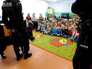 pies służbowy z policjantem w szkole