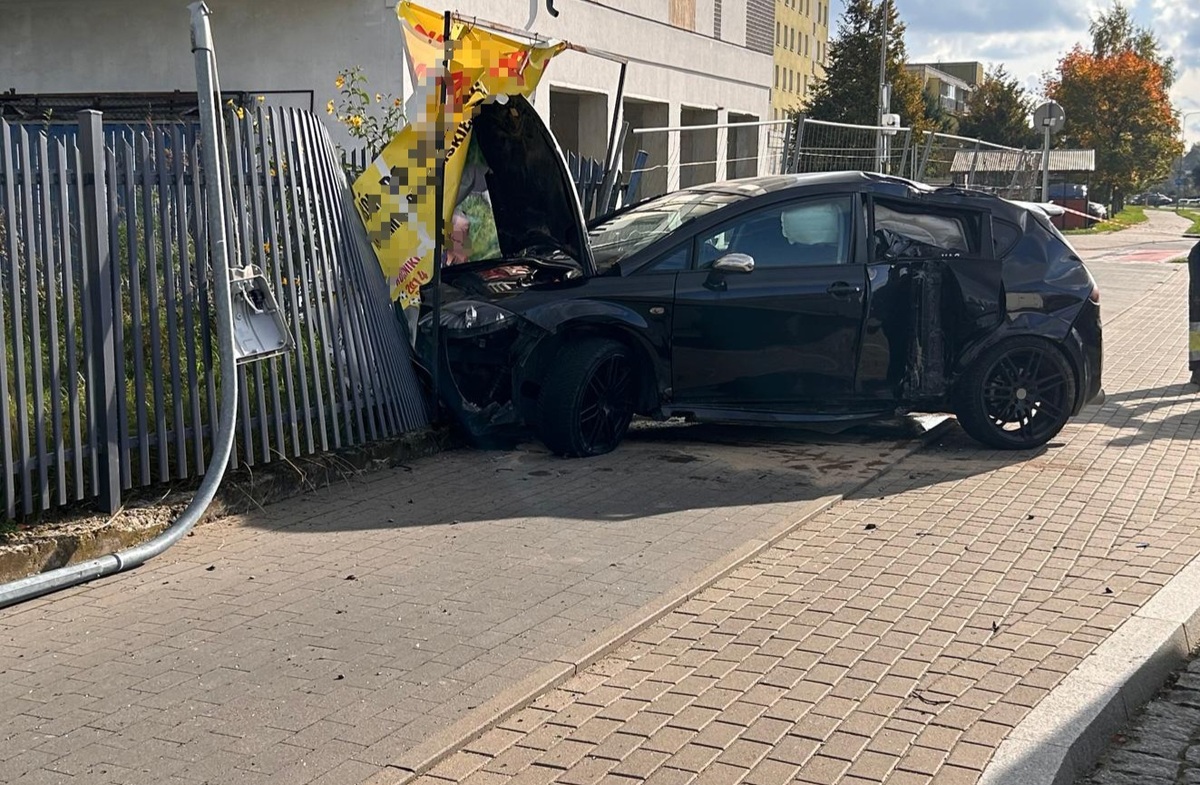 Wypadek w Ełku: 21-letni kierowca uderzył w ogrodzenie szkoły